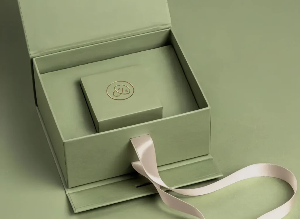 Magnetic closure jewelry boxes featuring elegant design, secure magnetic closure, and customizable branding for luxury jewelry packaging.