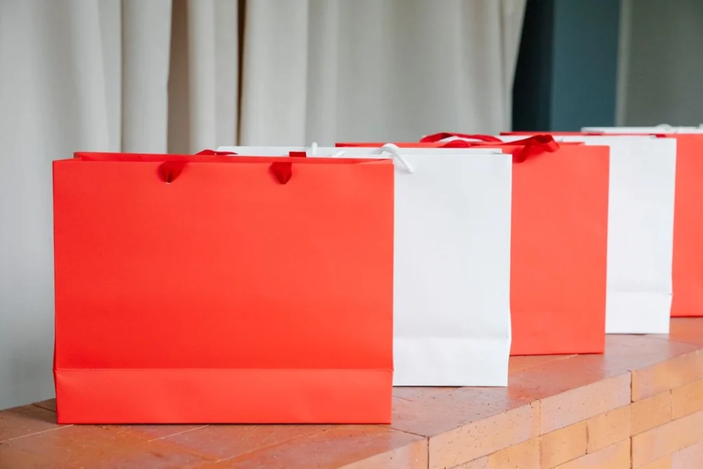 Wholesale custom shopping bags for luxury retail packaging